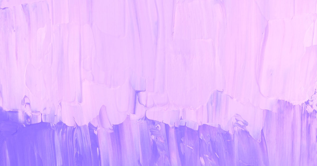 Textura abstracta blanca y morada, símbolo del renacimiento del marketing con IA